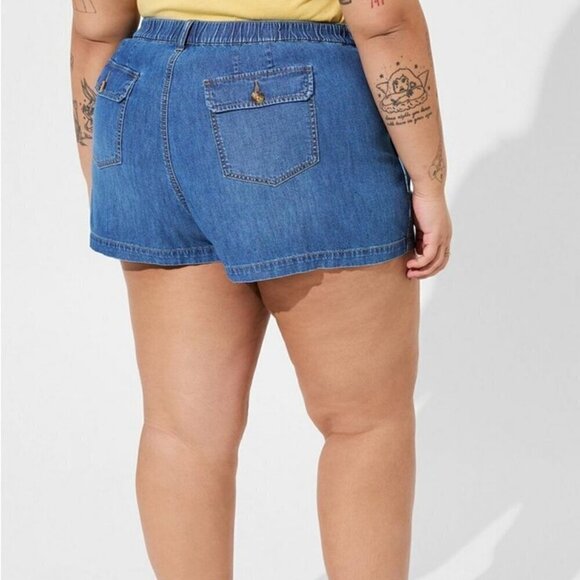Torrid - 3.5 Inch Relaxed Utility Lightweight Mid-Rise Short in Medium Wash - Picture 10 of 10